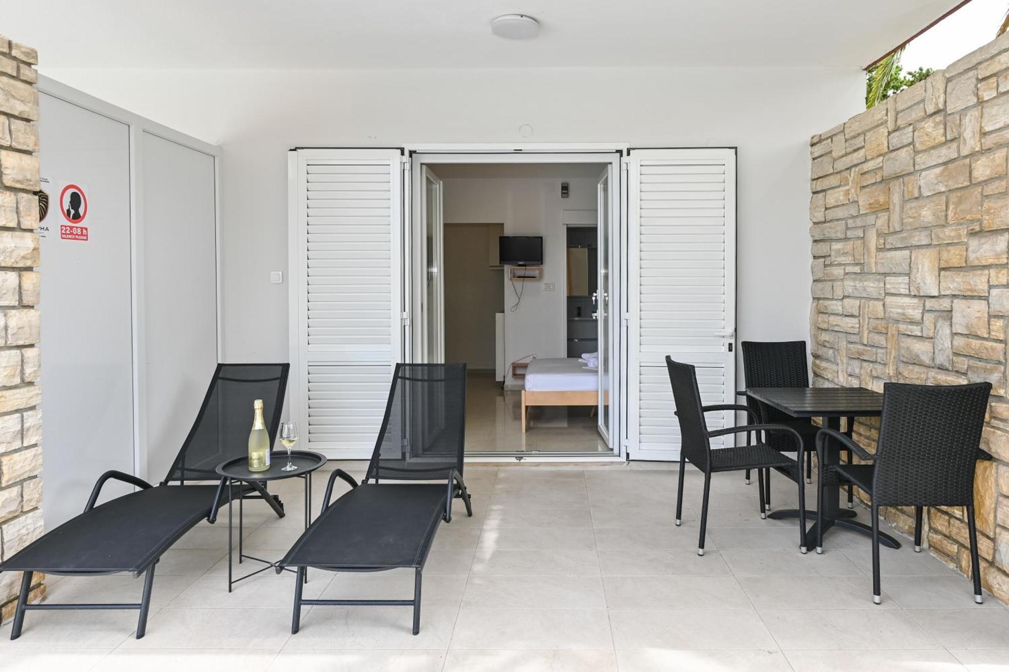 Seagull Pool Apartments & Studios Novalja Room photo